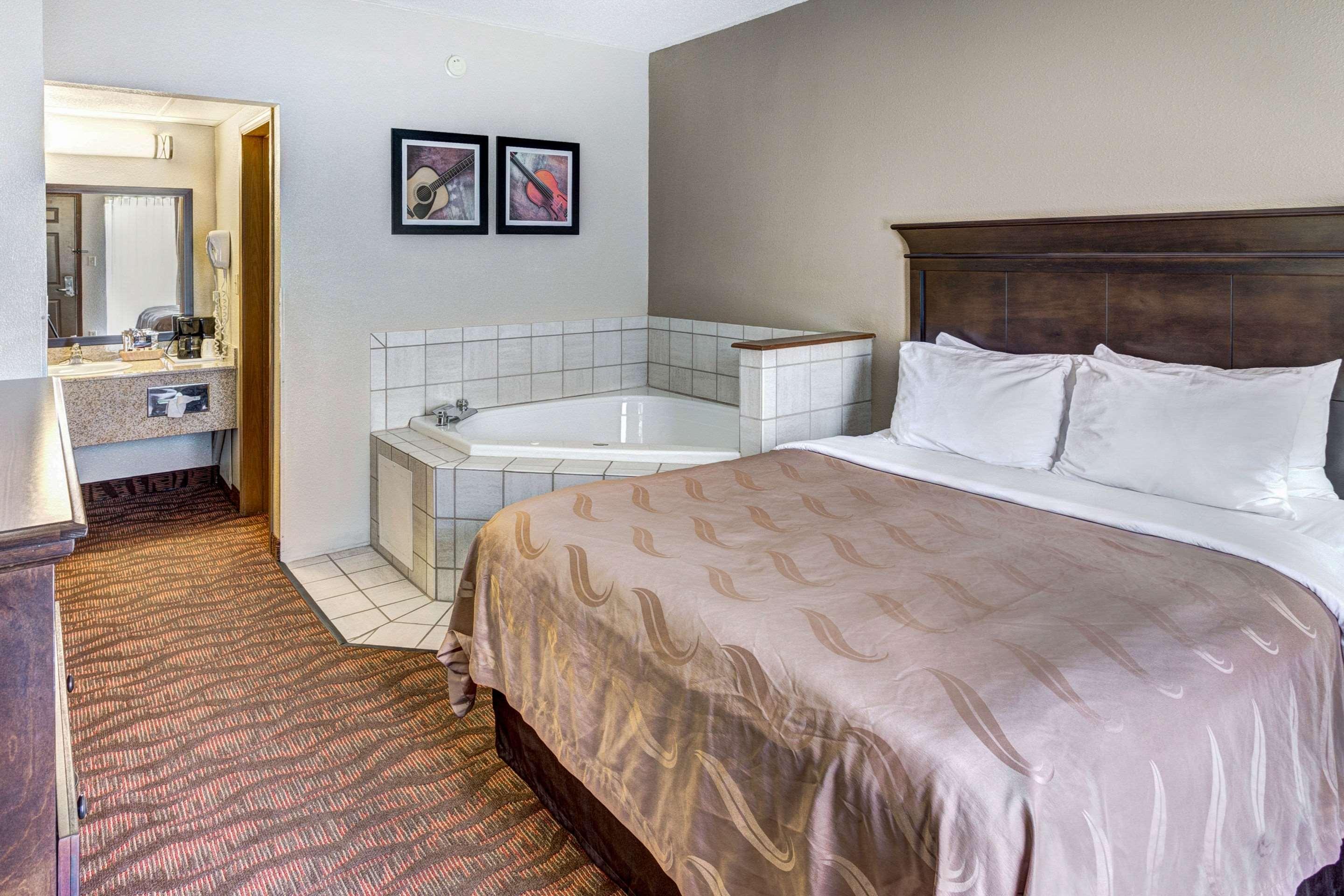 Quality Inn West Брэнсон Экстерьер фото