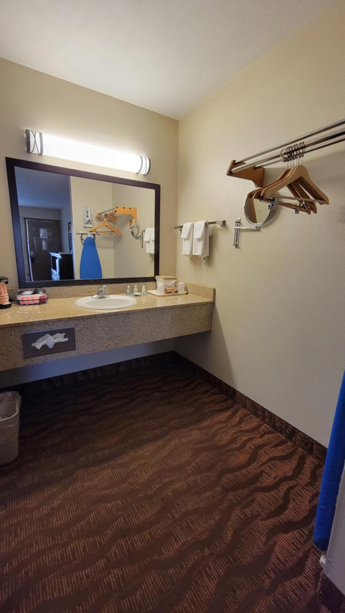 Quality Inn West Брэнсон Экстерьер фото